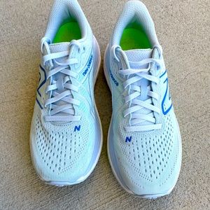 New Balance 860 Womens running shoes size 6.5. Barely used.